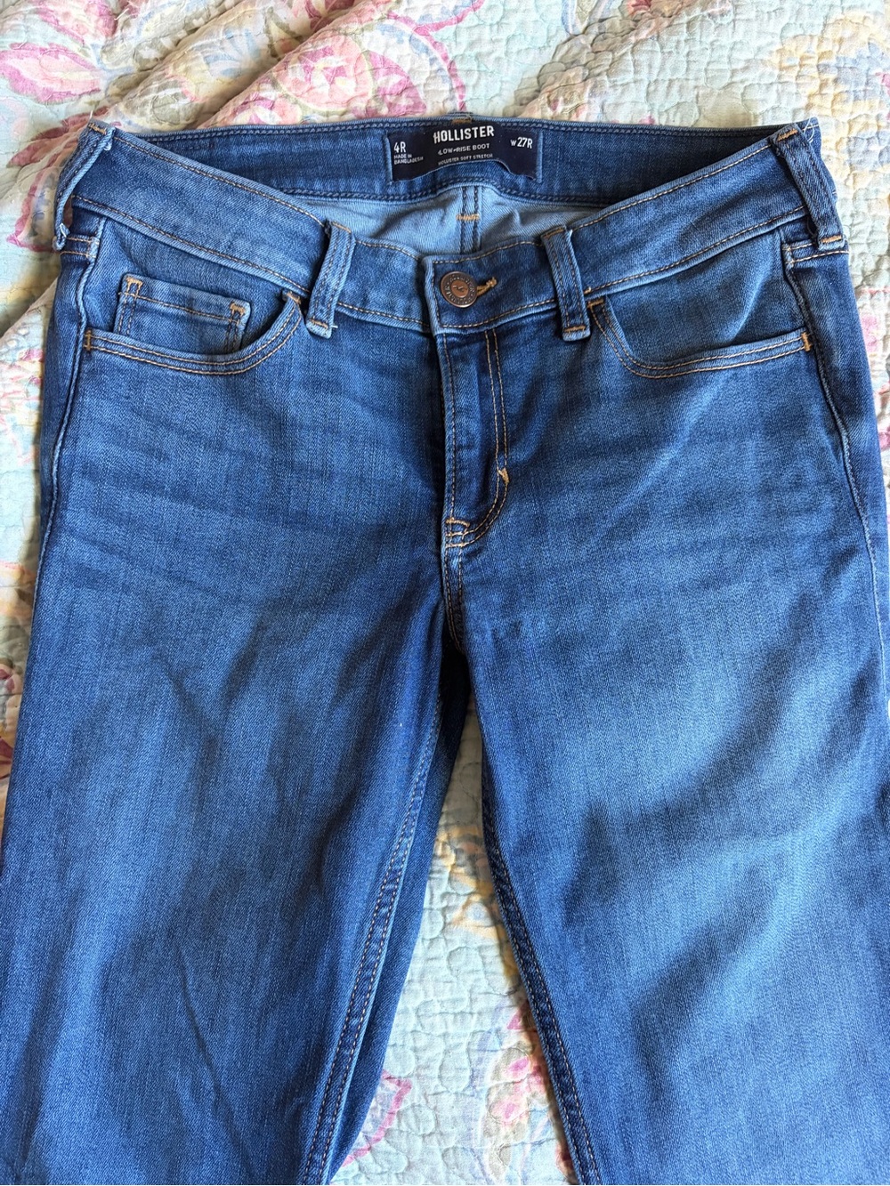 Hollister Women's Blue low-Rise flare Jeans size 4